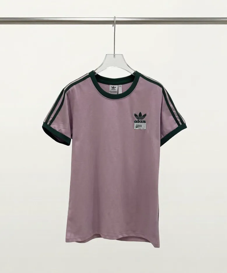 Adidas Adidas clover round neck drawstring short sleeves! On sale simultaneously at counters! Currently, it is the number one selling item! The iconic trefoil embroidery on the chest is full and three-dimensional, and the small logo print is very unique. It is stitched all around and the details are in place. The light Purple fabric is linen and cotton compact plain weave. This kind of fabric is relatively stiff and stylish after the upper body, very textured and more breathable. The collar and cuffs are all spliced ​​with Retro ink Green threads, which perfectly fit with the Green three stripes that run through the sleeves and shoulders. It is sports and leisure, and the quality is worthy of recognition! This source product, hurry up and get it. Style number: A 222# Color: Black, Apricot, Purple, Size: S-2XL